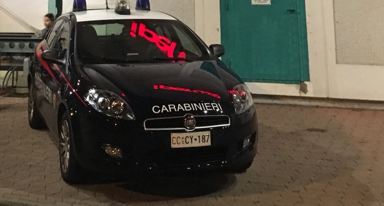 Ottantenne ruba bottiglia di vino e colpisce guardia giurata