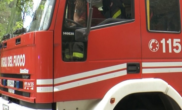 Allaccio abusivo alla corrente elettrica, roulotte in fiamme