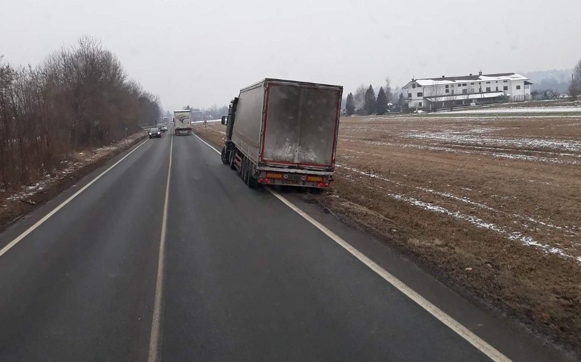 Camion fuoristrada sulla provinciale tra Busano e Valperga