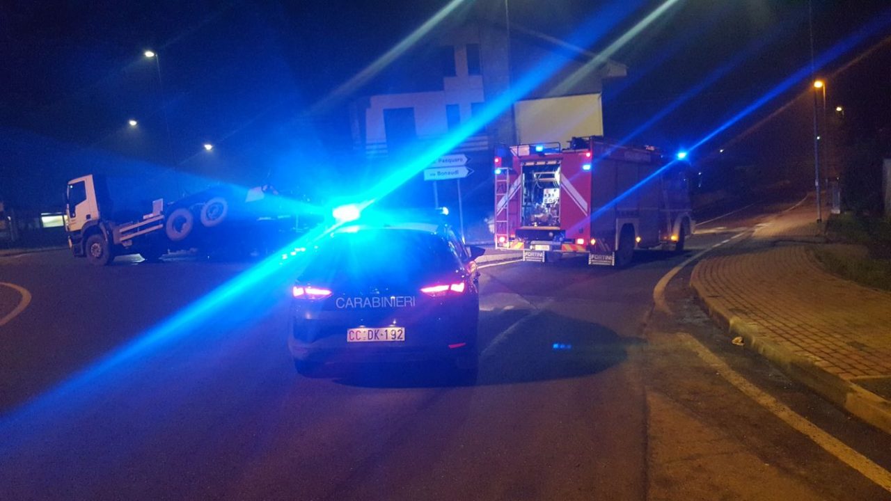 Cisterna si sgancia nella rotonda a Rivarolo