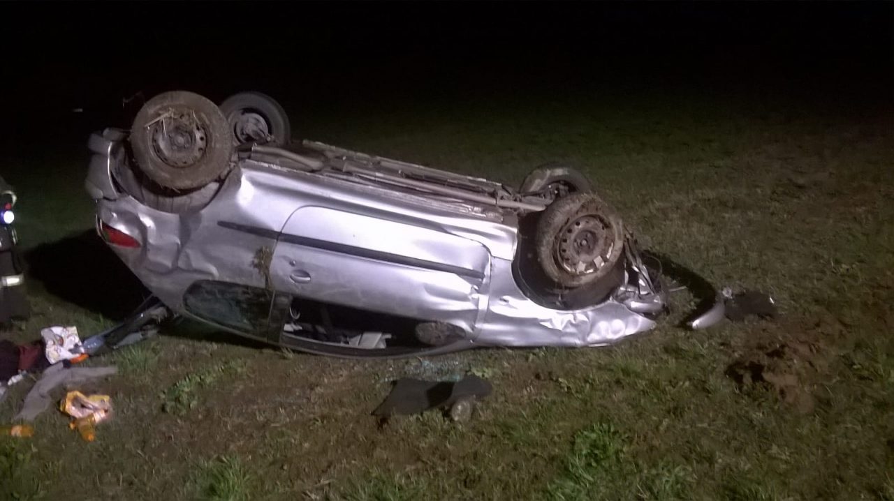 Auto si ribalta nella notte coinvolti due giovani