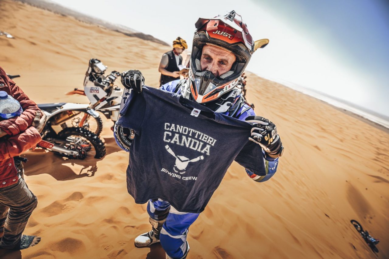 Ugo Peila tra le dune sulle piste del deserto