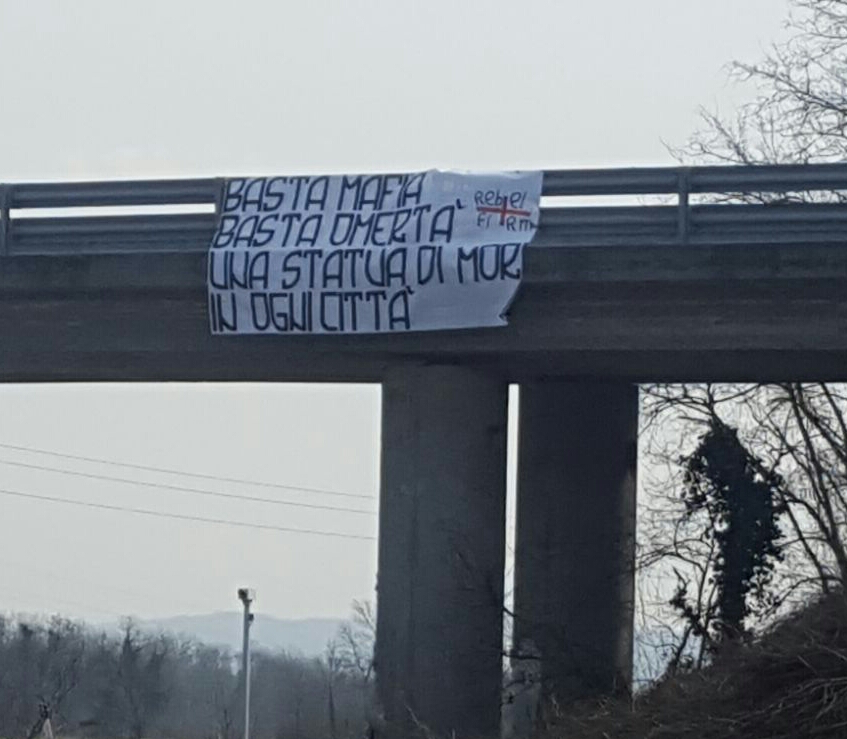 Basta mafia striscione di Rebel Firm
