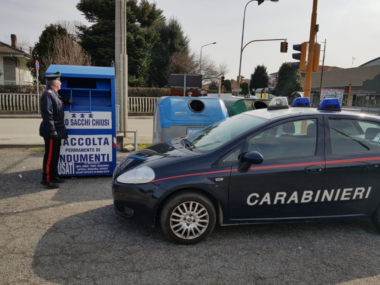 Rubano abiti usati dai cassoni della raccolta