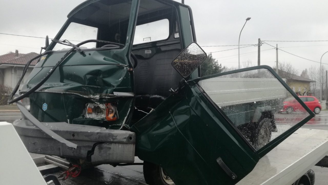 Auto contro Ape incidente questa mattina