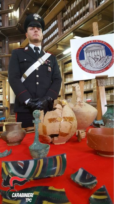 Sequestrato corredo funerario di epoca romana dal valore di 100 mila euro