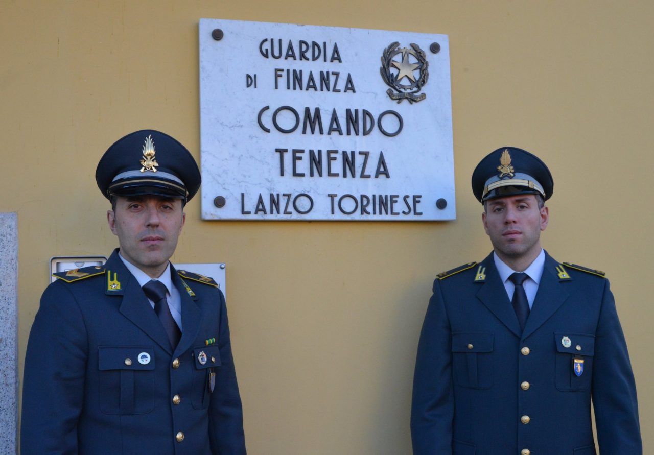 Venditori ambulanti sorpresi dai finanzieri