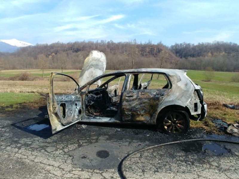 Auto in fiamme a Barbania