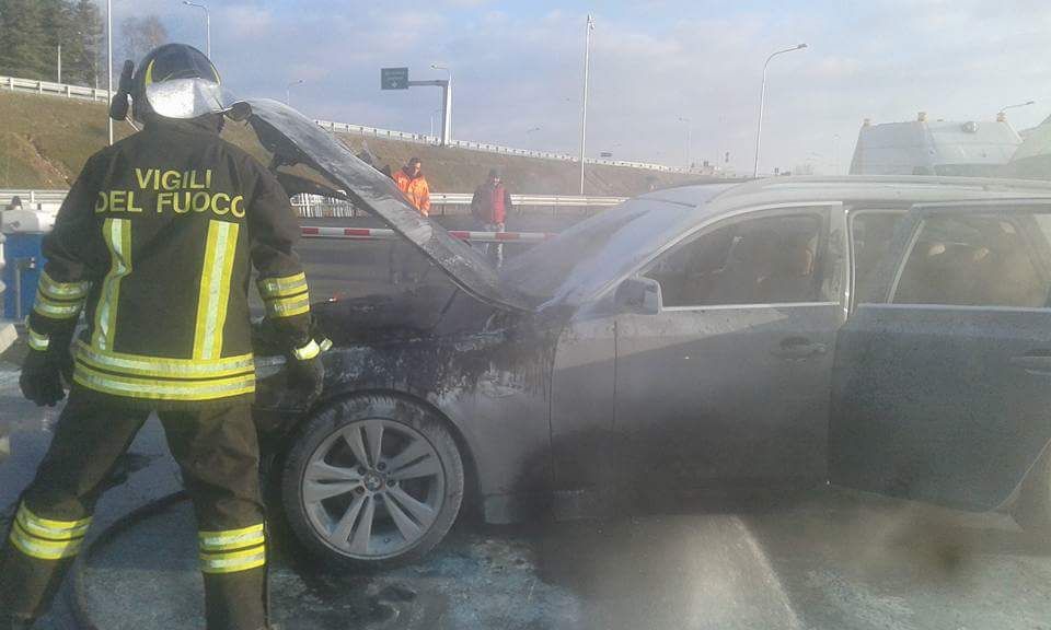 Auto a fuoco in autostrada al casello di San Giorgio