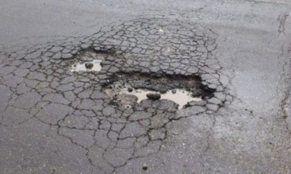 Strade piene di buche, asfalto disastrato in Canavese