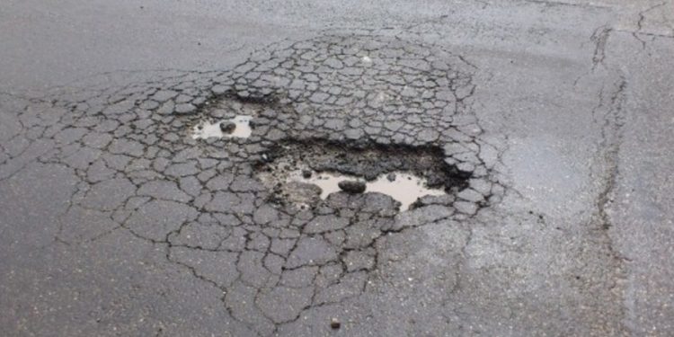 Strade piene di buche, asfalto disastrato in Canavese