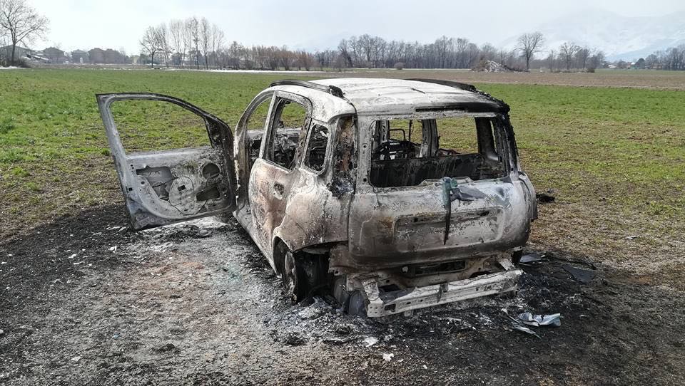 Auto bruciata lungo la pista ciclabile