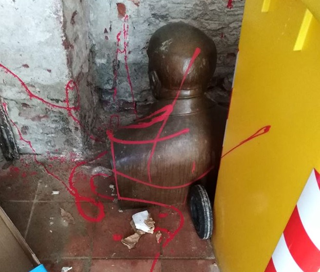 Mathi, il busto di Giacomo Bosso gettato tra i rifiuti