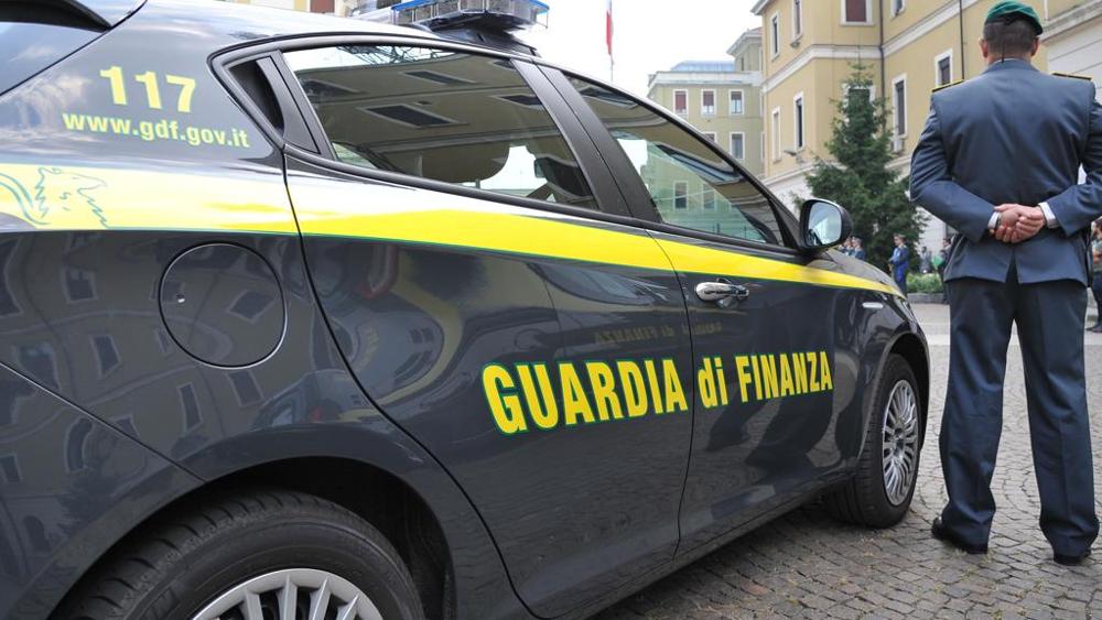 Tenta di fuggire ai Finanzieri: arrestato