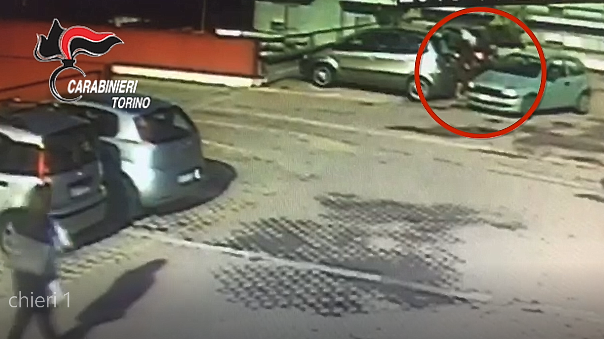 Furti nei parcheggi con il trucco dello straniero che chiede informazioni | Video