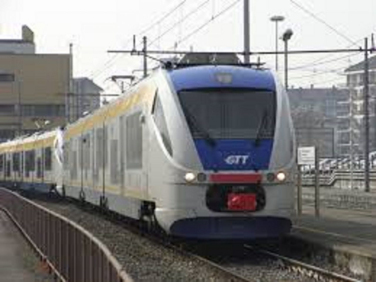 Treno bloccato sui binari per una sigaretta