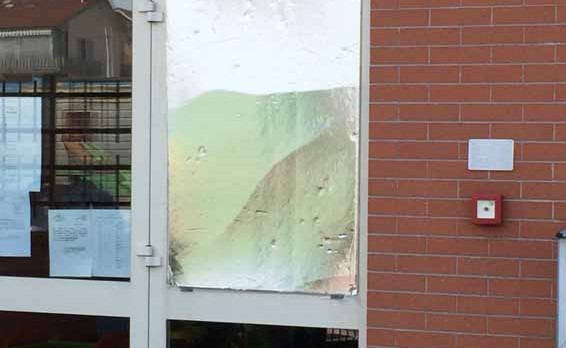 Ancora vetro rotto a scuola