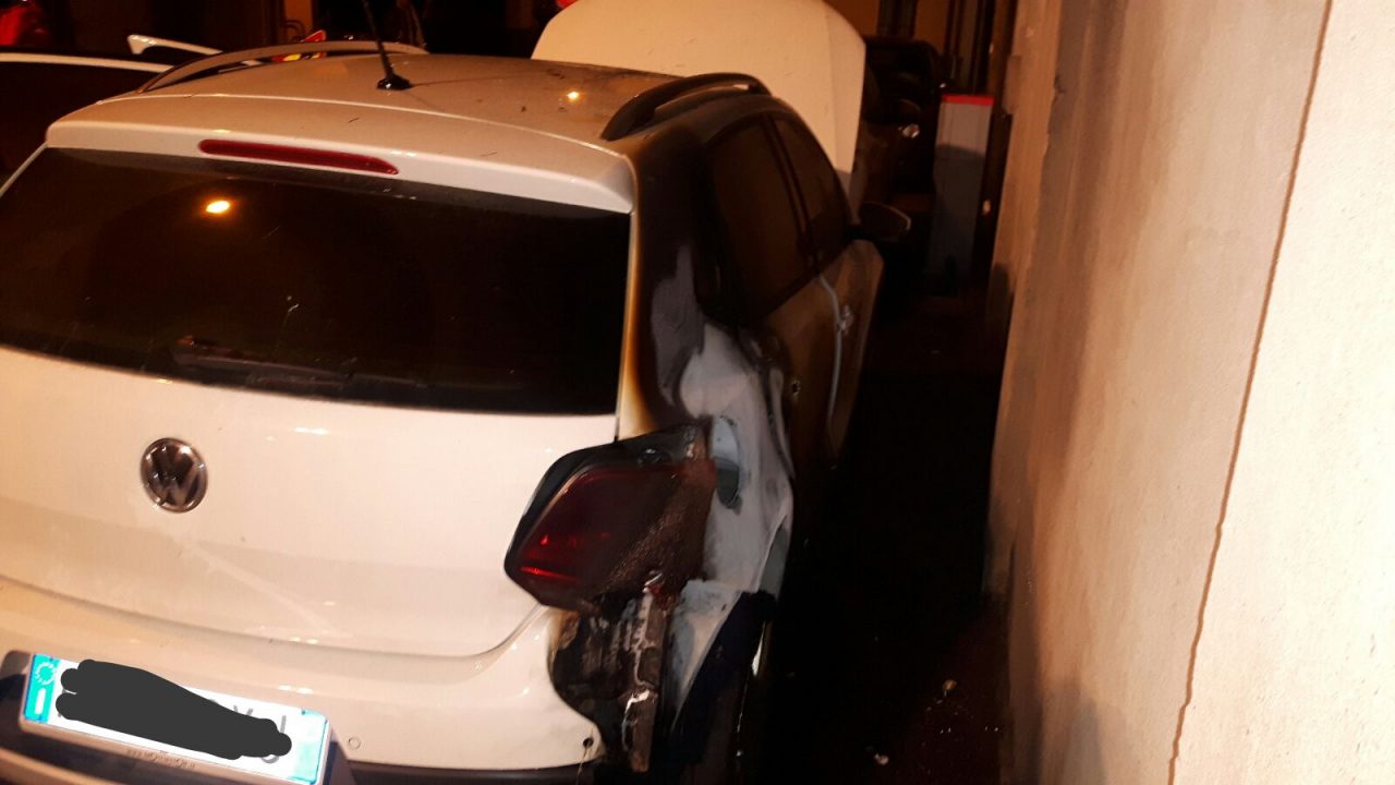 Due auto bruciate nella notte