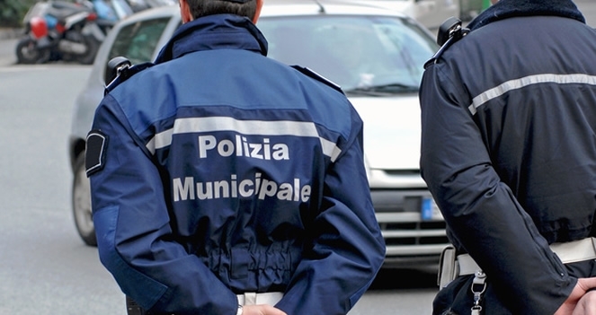 Vigile investito da auto pirata a Torino