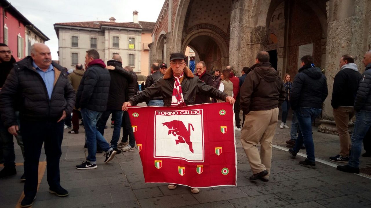 Funerali Mondonico, in centinaia per l’ultimo saluto al “Mondo”