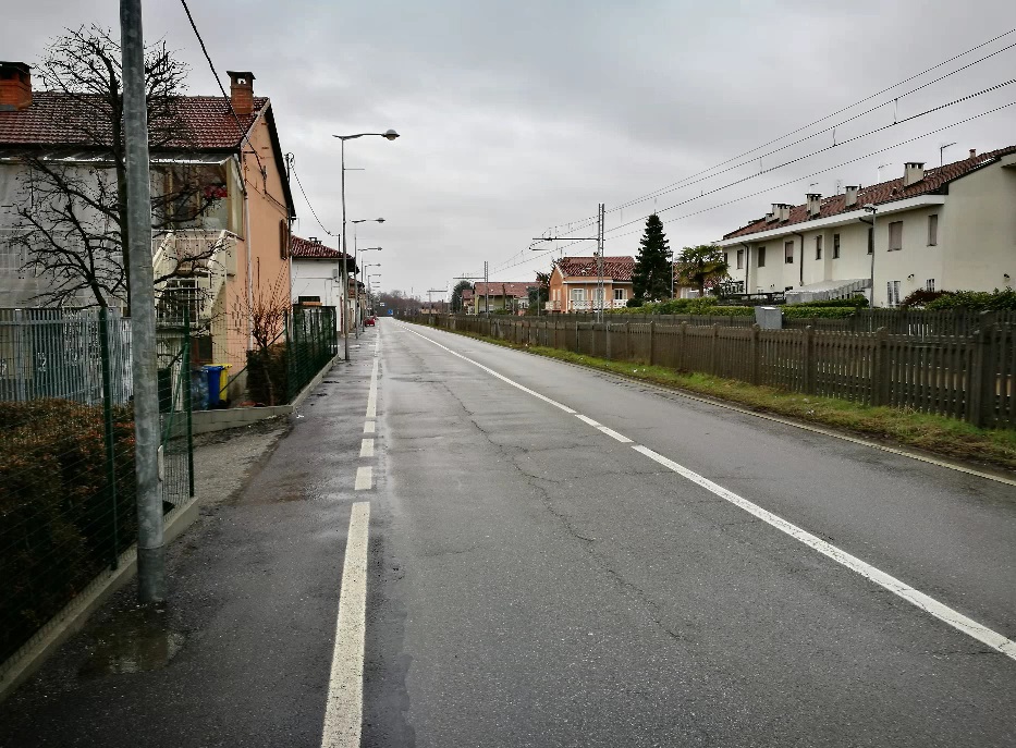 Tutta velocità auto sfrecciano in via San Benigno
