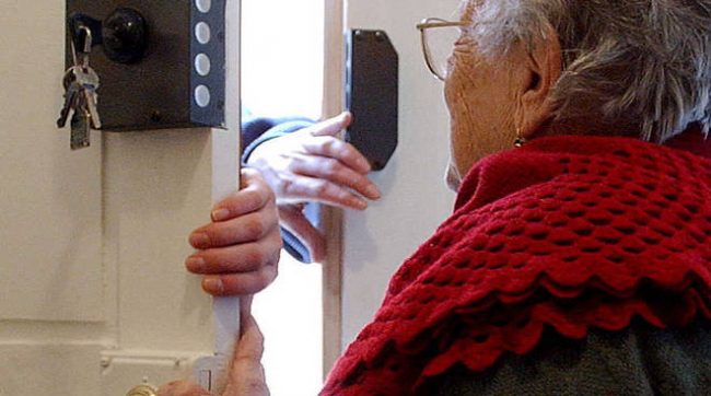 Raggiri ad oltre 1200 pensionate: i falsi venditori colpiscono ancora