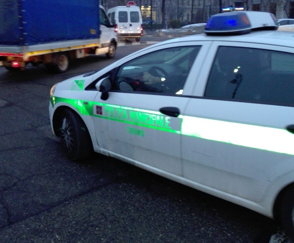 Carta circolazione falsa dell’auto, a bordo c’erano 40 bottiglie di alcolici
