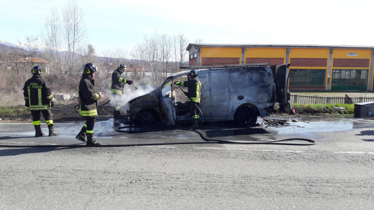 Furgone in fiamme sulla 460 intervento dei vigili del fuoco