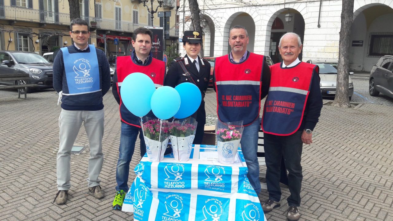 Piazza Martiri tinta d’azzurro contro gli abusi