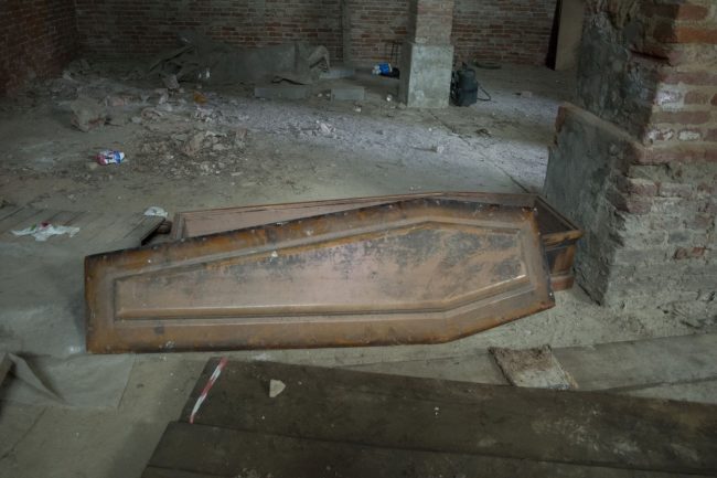 Mistero della bara che compare e scompare a Leri