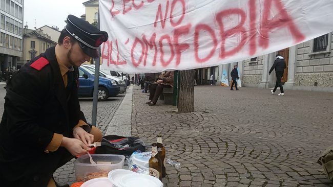 Figlio gay padre lo picchia, è accaduto a Torrazza