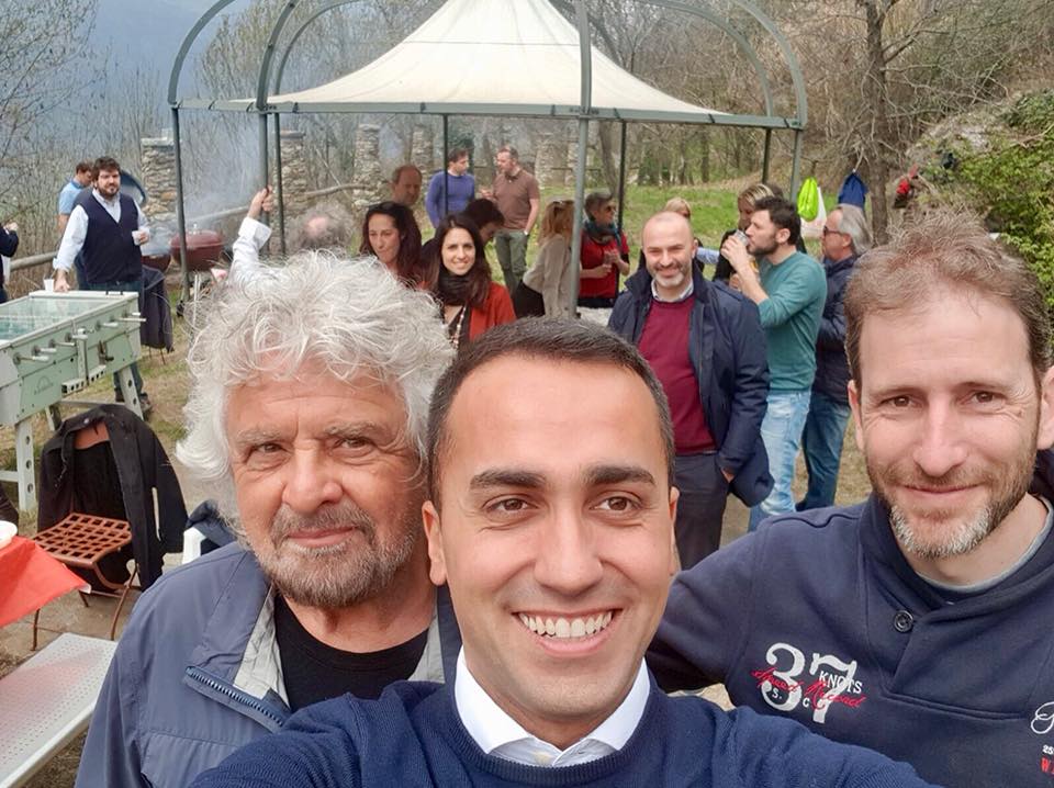 Selfie Di Maio alla grigliata nella villa di Casaleggio