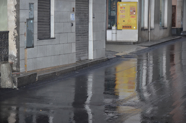 Tombini intasati dopo l’asfaltatura e strade allagate