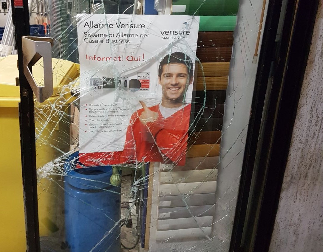 Ricercato per furto si arresta da solo