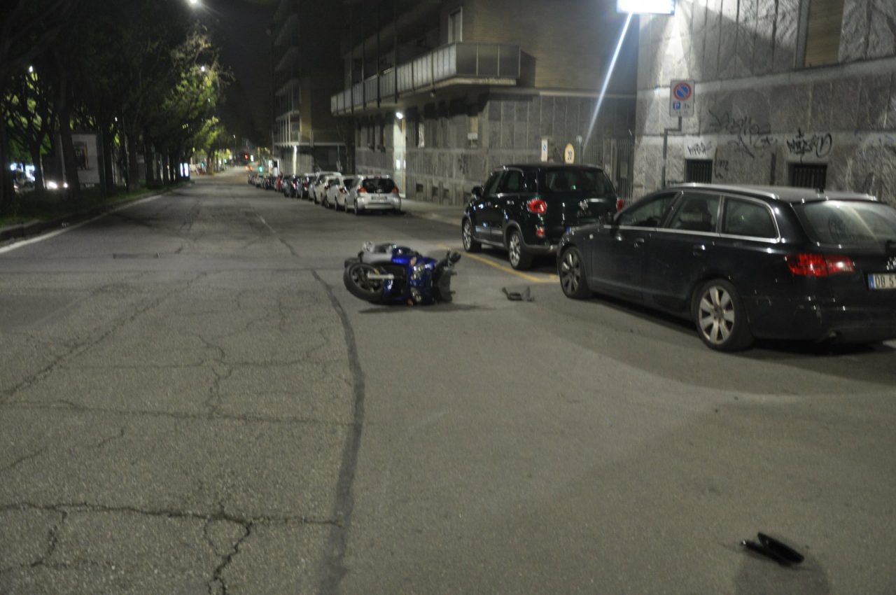 Scooter contro viale alberato | Morto motociclista