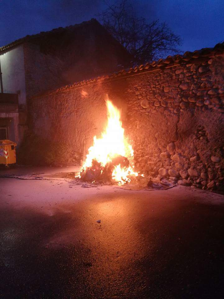 Bidoni in fiamme in pieno centro a Busano
