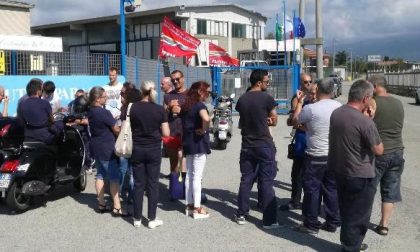 Giovane donna licenziata lavoratori in sciopero alla Costantino