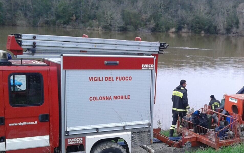 Cade giù da cavallo nel laghetto e se ne va subito
