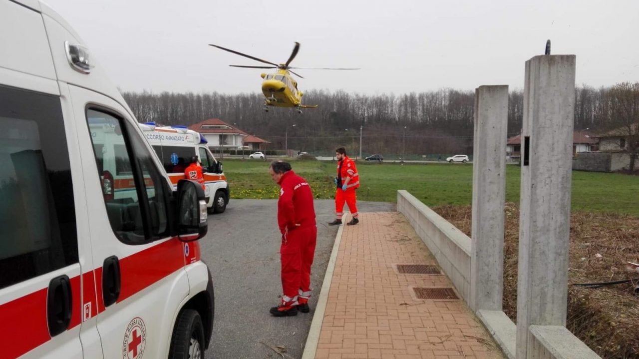 Cade dall’altalena giocando con il figlio, elitrasportato giovane papà