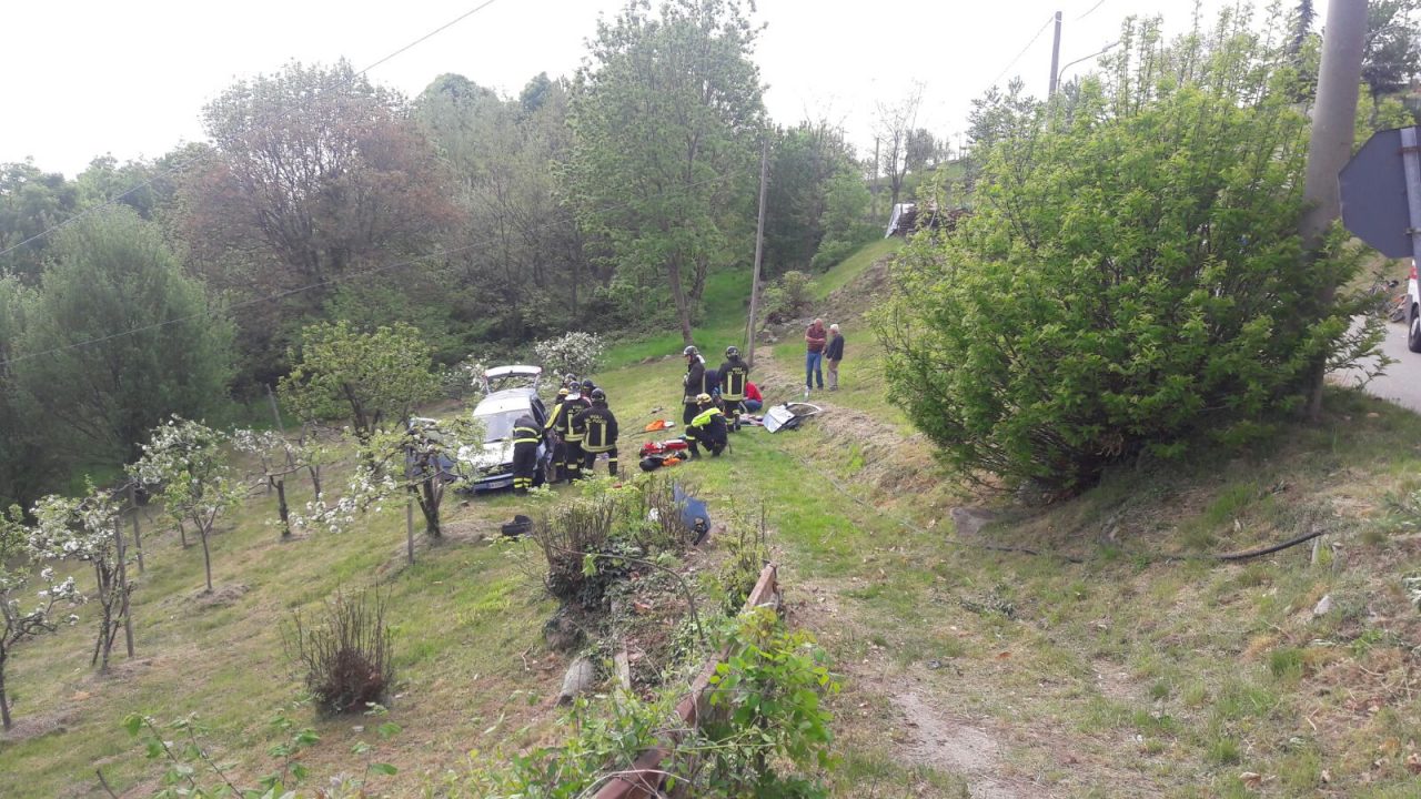 Auto fuori strada in località Ceretto a Cuorgnè