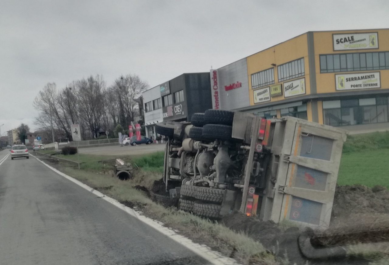Camion fuori strada lungo l’ex statale 460