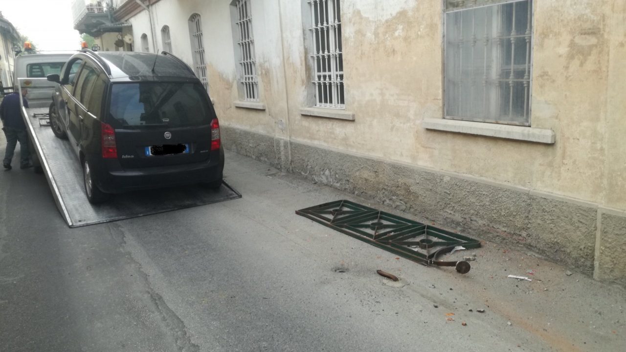 Incidente oggi pomeriggio scontro tra auto in via Colombo