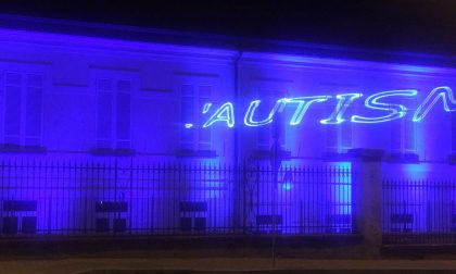 Cuorgnè colora di blu la facciata della scuola Mamma Tilde | VIDEO