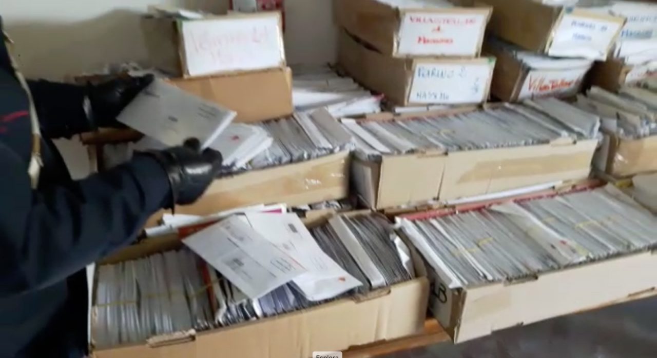 Corriere non consegna posta per tre anni: 400kg di lettere ritrovate
