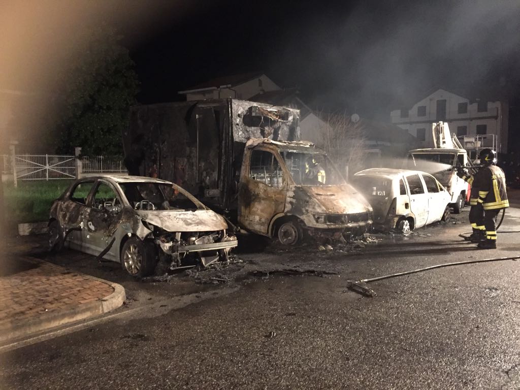 Incendio auto a Ciriè, 4 mezzi a fuoco nella notte