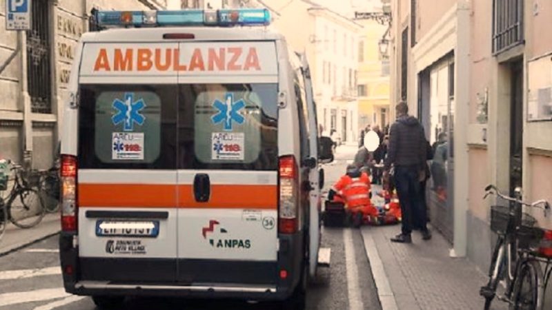 Vola dal balcone per salvare il peluche