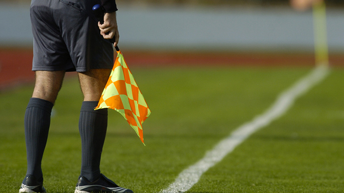 Arbitro di calcio pagava ragazzini per fare sesso