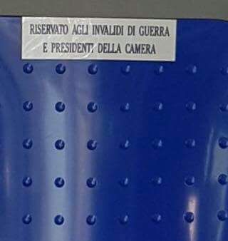 Targhetta ironica sul bus