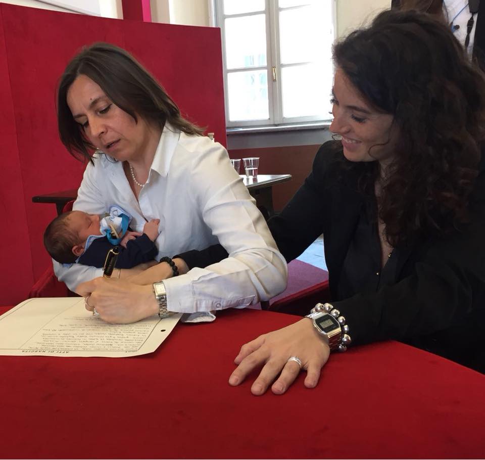 Figli di coppie gay, da oggi si registrano all’anagrafe di Torino. Il primo il figlio del consigliere Chiara Foglietta
