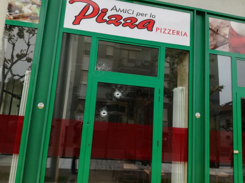 Colpi di fucile contro pizzeria